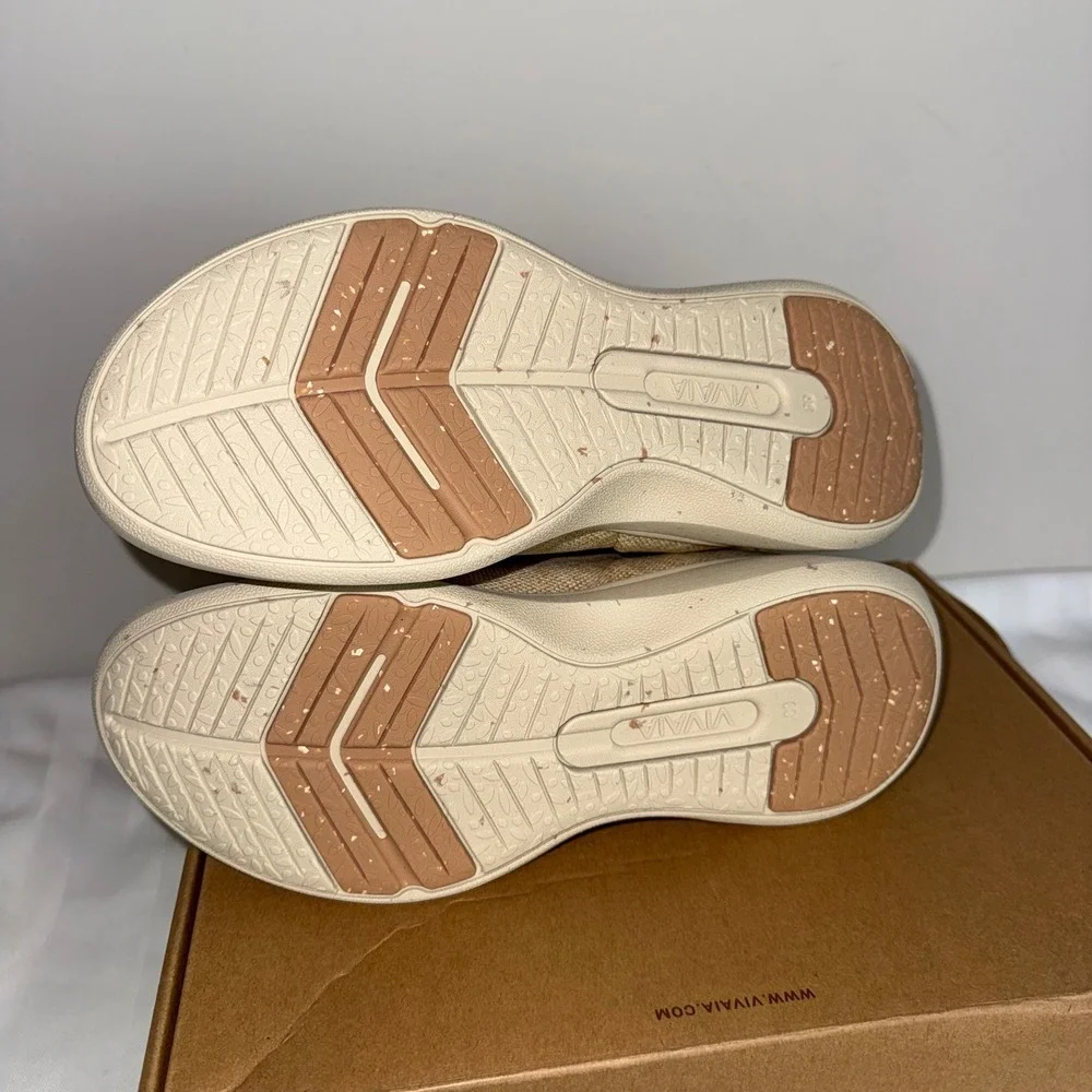 Vivaia Beige Knit Chelsea Boots Wate Repellent‎ Slip On Ankle Booties Size 8